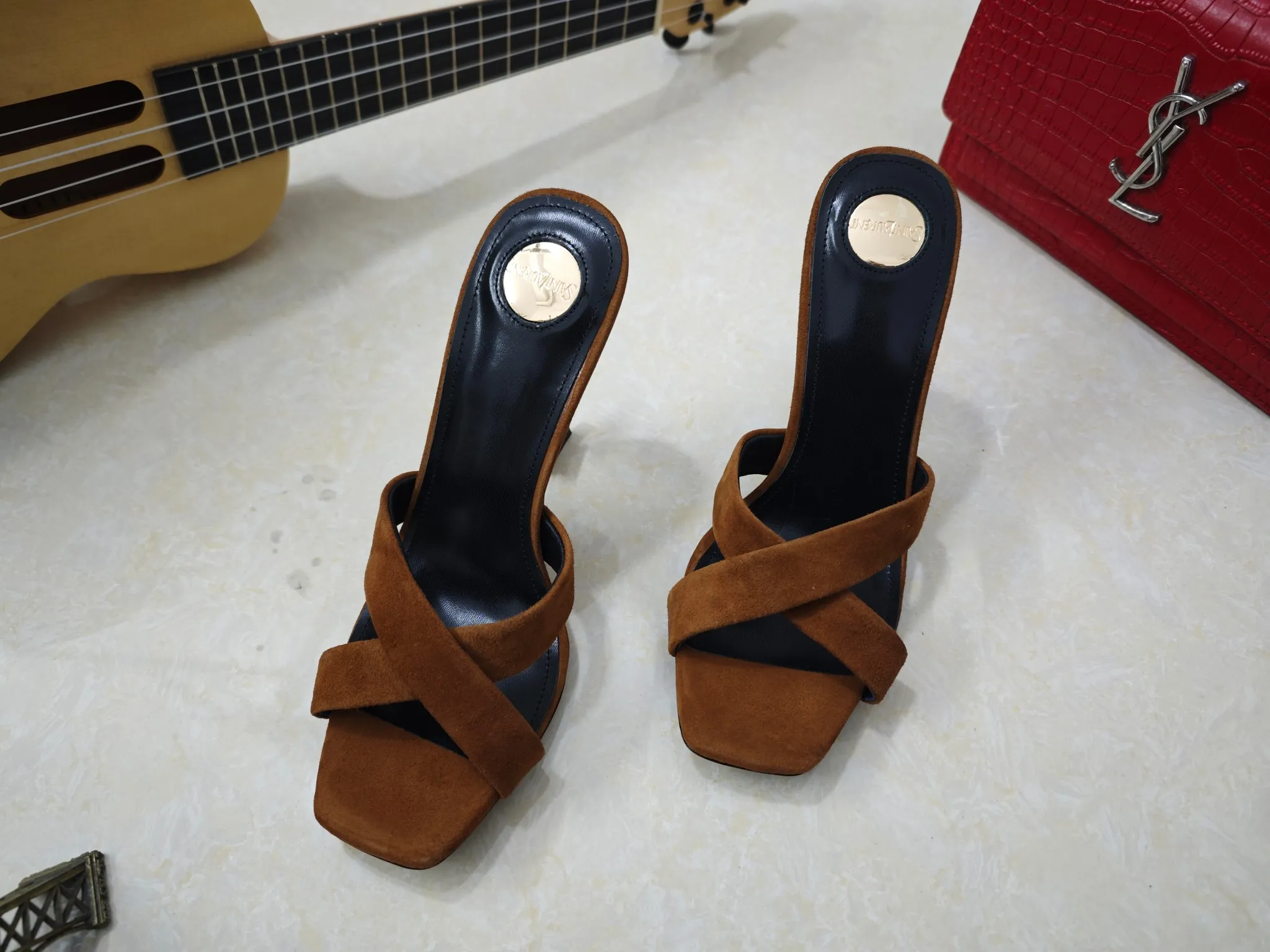 👟👟Ex-factory price 540👟👟【Saint Laurent】Yves Saint Laurent, high-heeled YSL high heels💃2025 early spring counter synchronizes the latest styles, YSL, decoration👠 Classic and high-quality glamorous masterpieces, the hottest autumn and winter series in the counter, with temperament, fashion, classic and attractive design style 😌The effect on the feet is particularly beautiful〰️, the materials are imported from Italy 🇮🇹 calf, imported black sheepskin, lining, and foot pads; sheepskin, stiletto high heels, size 35-41 (34.41.42 must be customized, non-refundable) outsole; imported genuine leather outsole, with full counter packaging